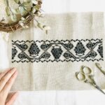 アンティークな葡萄の刺繍模様