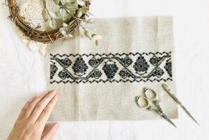 アンティークな葡萄の刺繍模様