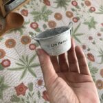 ブリキの小鍋をアンティーク風・シャビーにリメイク[動画あり]*｡ﾟ(刺繍入りピンクッションまでの途中経過)