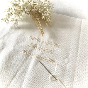 練習中の造花リースと、Holyワードの横糸刺繍。（図案表記についても少し。）