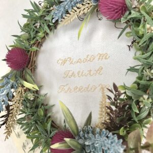 Holyワード「Wisdom・Truth・Freedom(知恵・真理・自由)」のリースフレーム [動画あり]