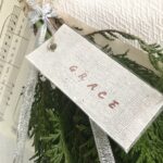 刺繍の表札と、即席の「もみの木風スワッグ(Holyワード入り)」※追記あり