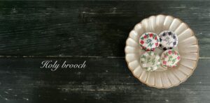 お花のリースブローチ、新たに2色追加しました。